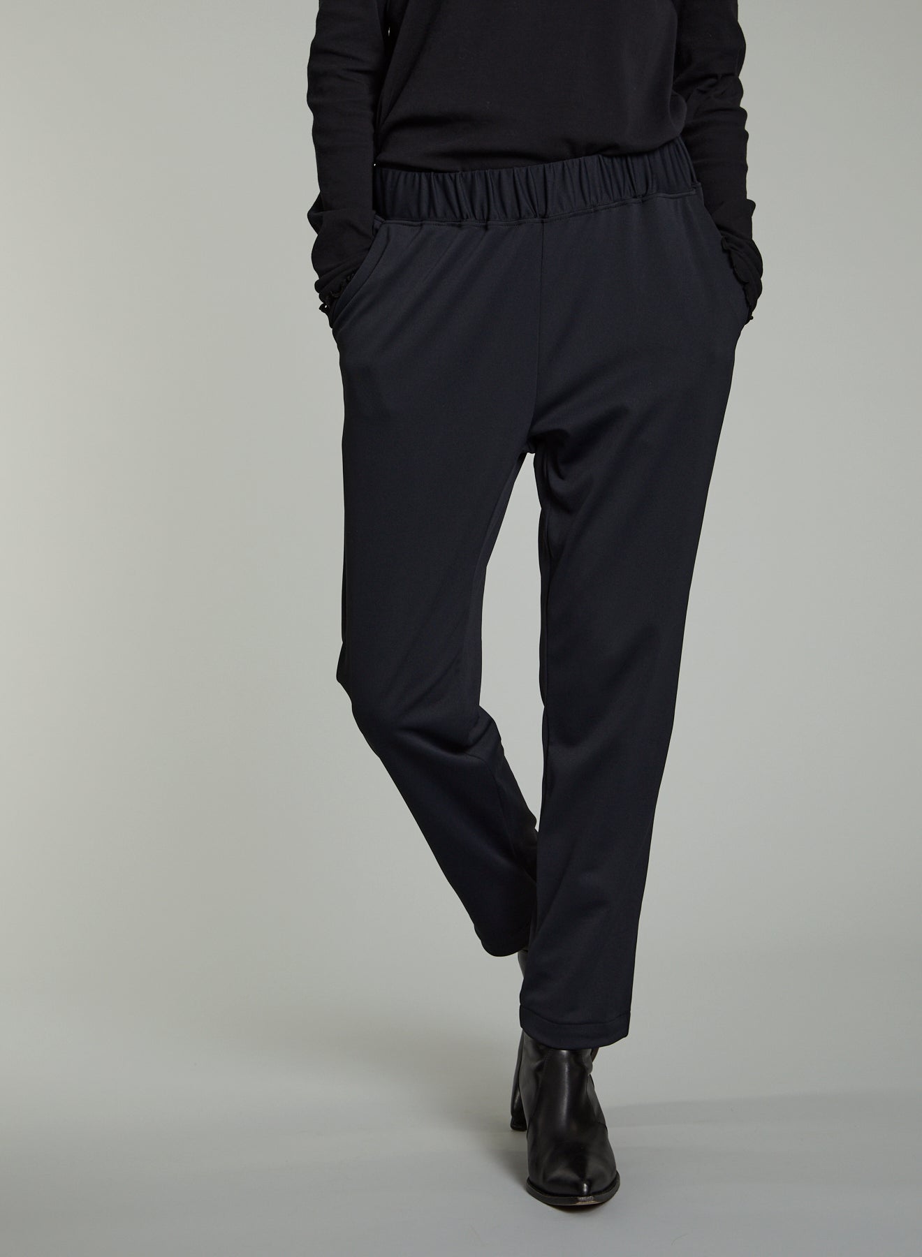 Lis Lareida Athleisure Pants Navy - SKULPT Dublin