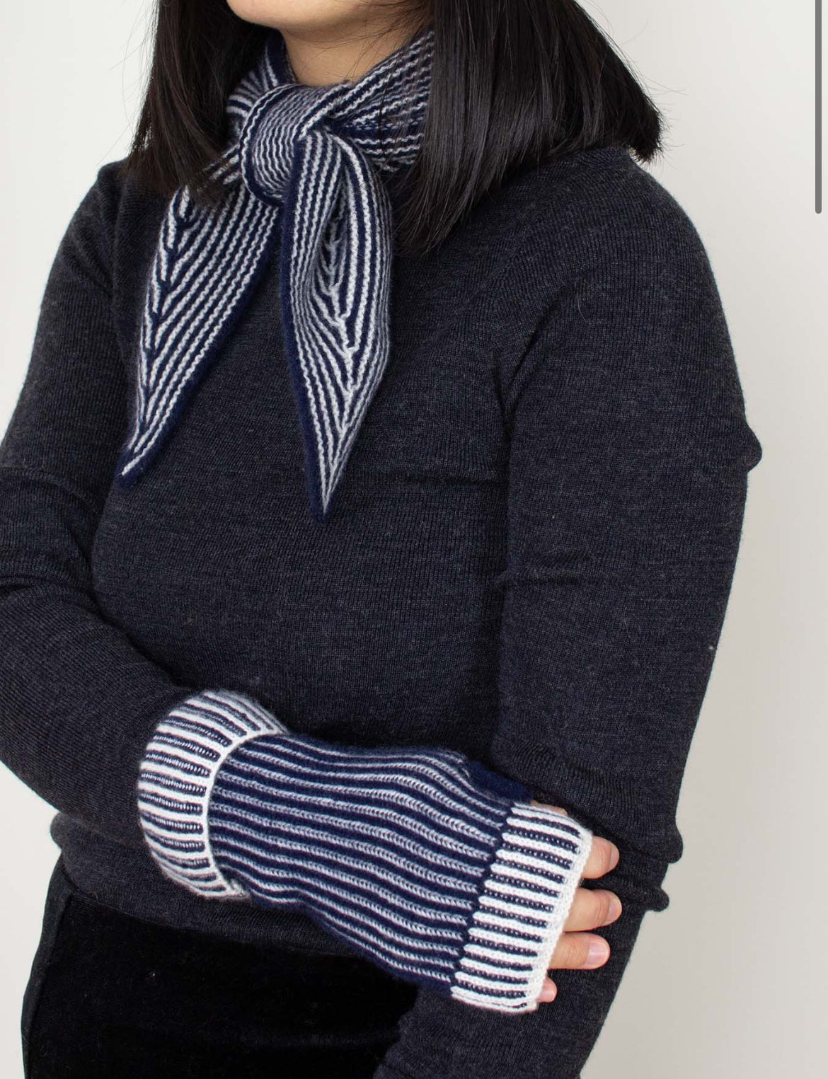 Oats and Rice Cashmere Rib Neck Scarf Navy