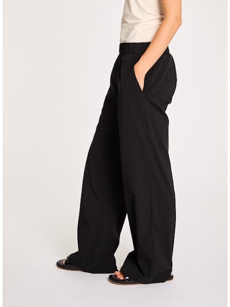 Lis Lareida Athleisure Straight Leg Pants in Muted Olive - SKULPT Dublin