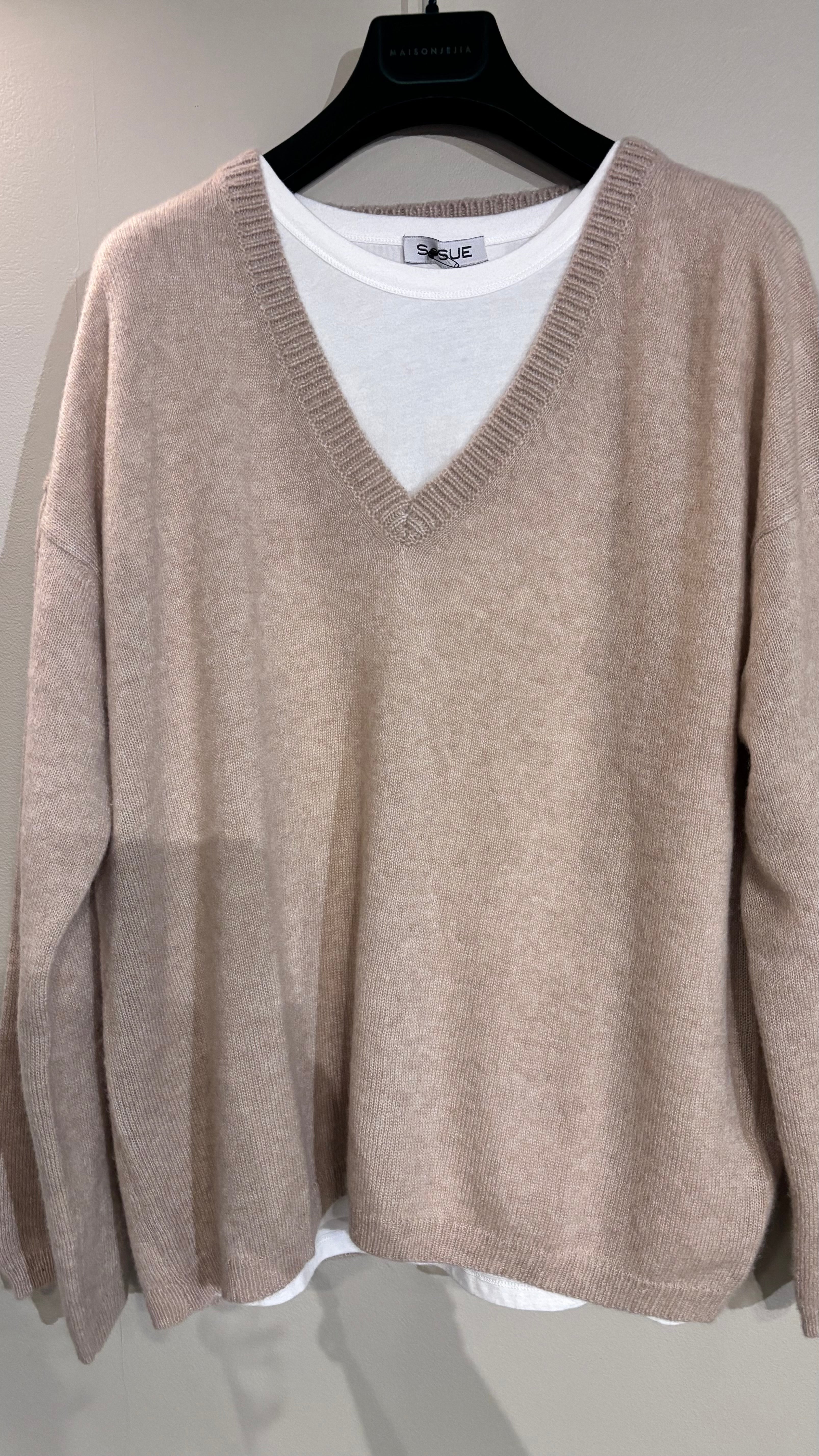 Allude V Cashmere and Silk Jumper in Beige - SKULPT Dublin