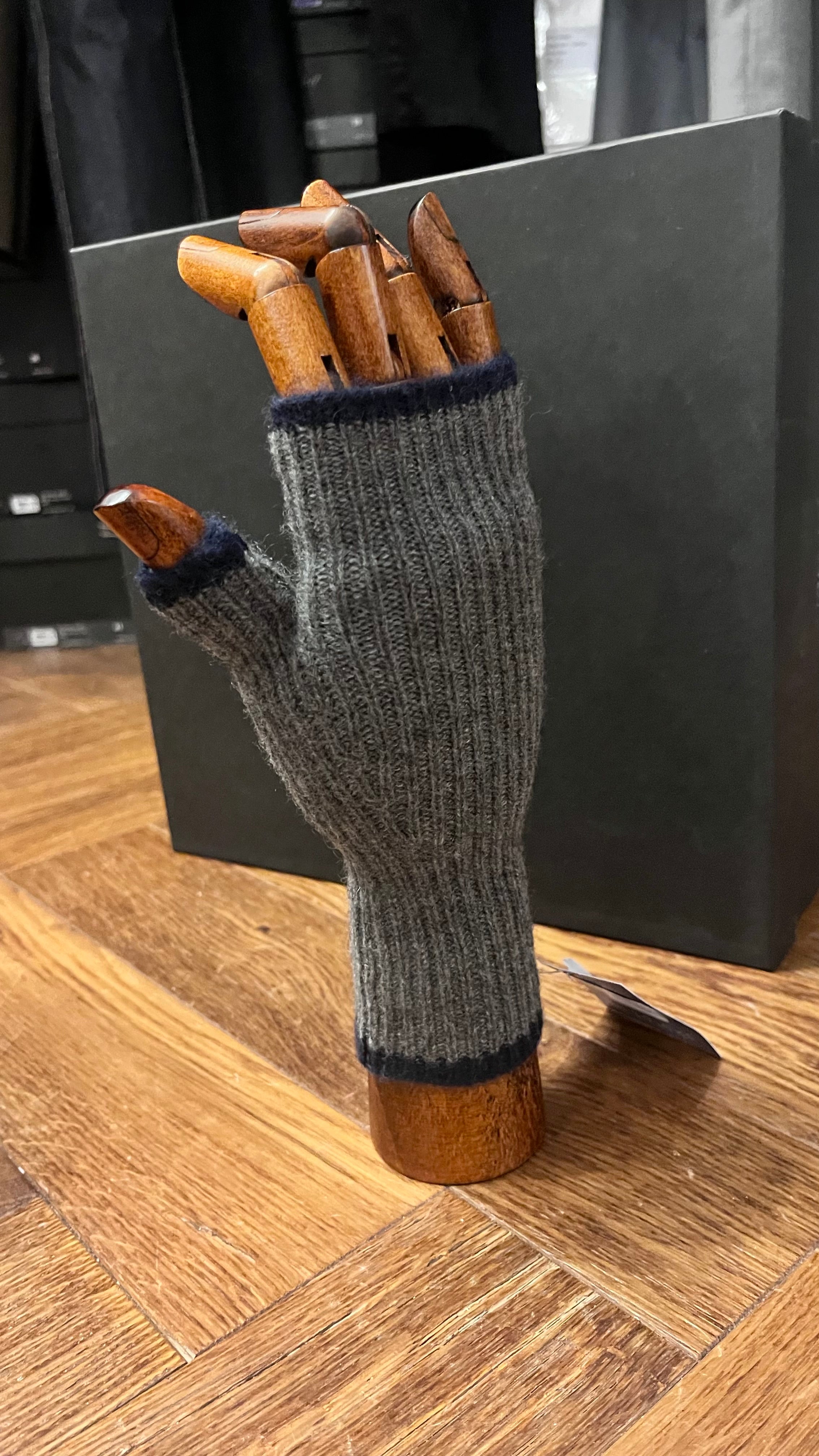 Oats & Rice in Fingerless Gloves in Grey - SKULPT Dublin