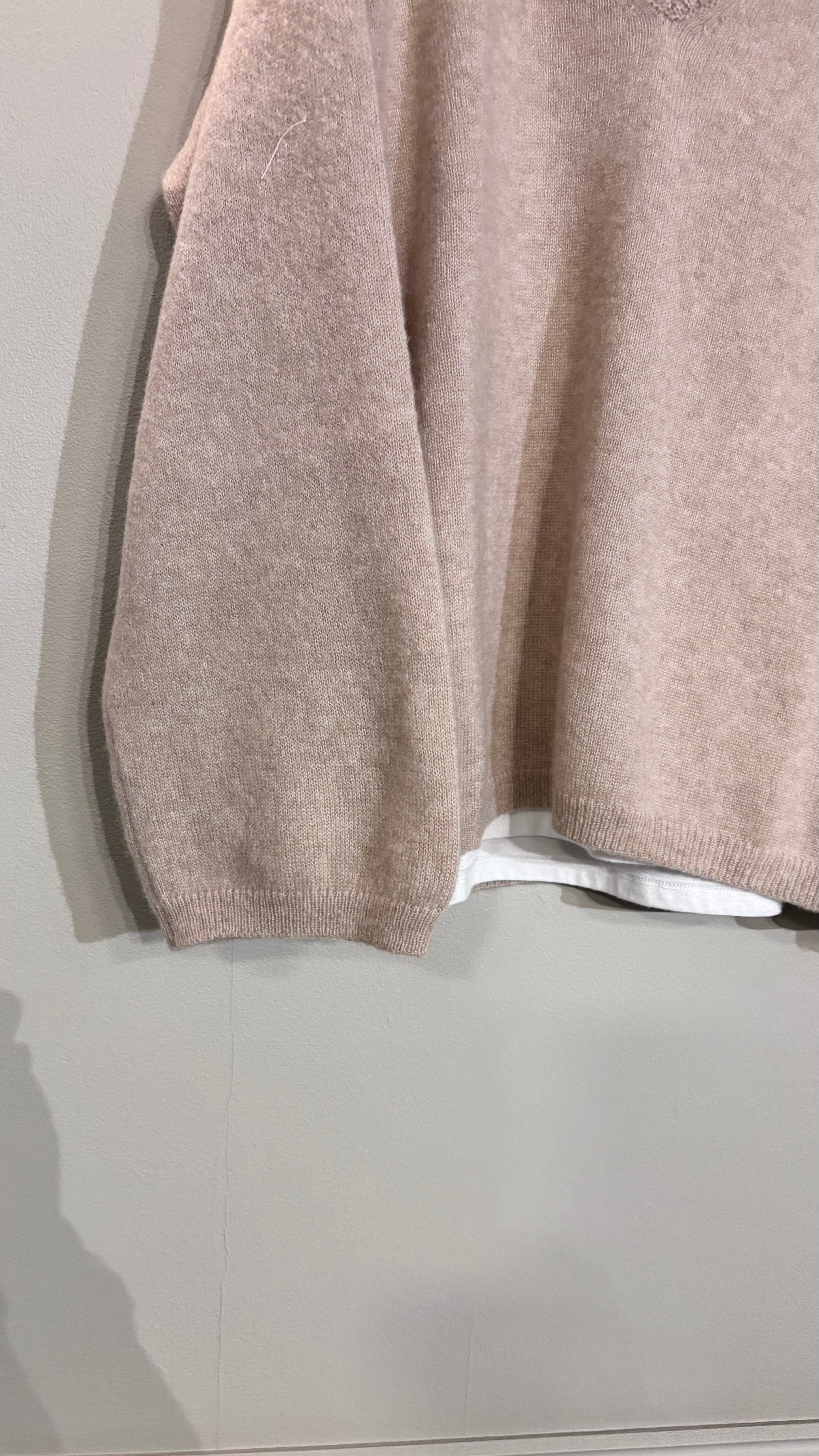 Allude V Cashmere and Silk Jumper in Beige - SKULPT Dublin