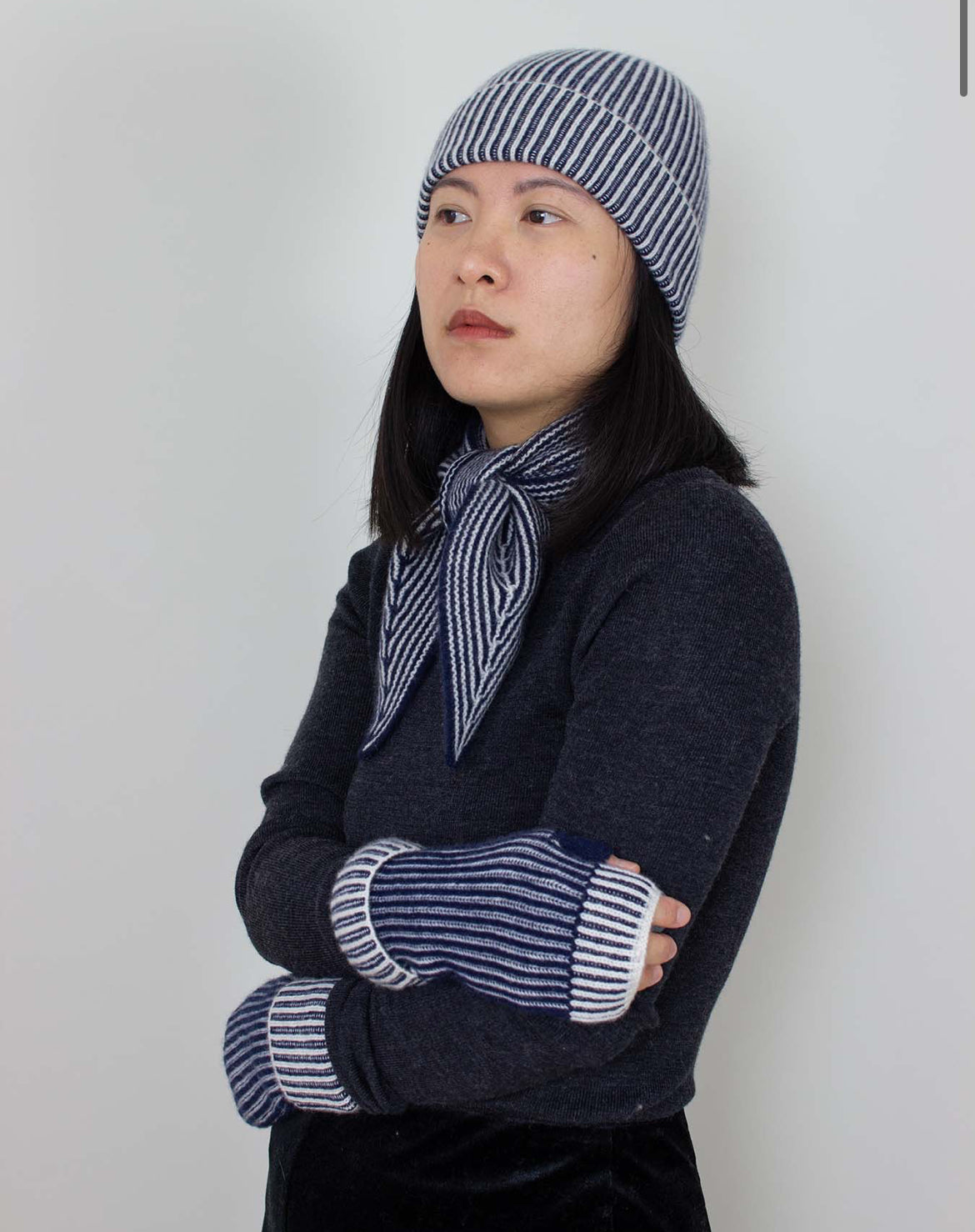 Oats and Rice Cashmere Rib Neck Scarf Navy