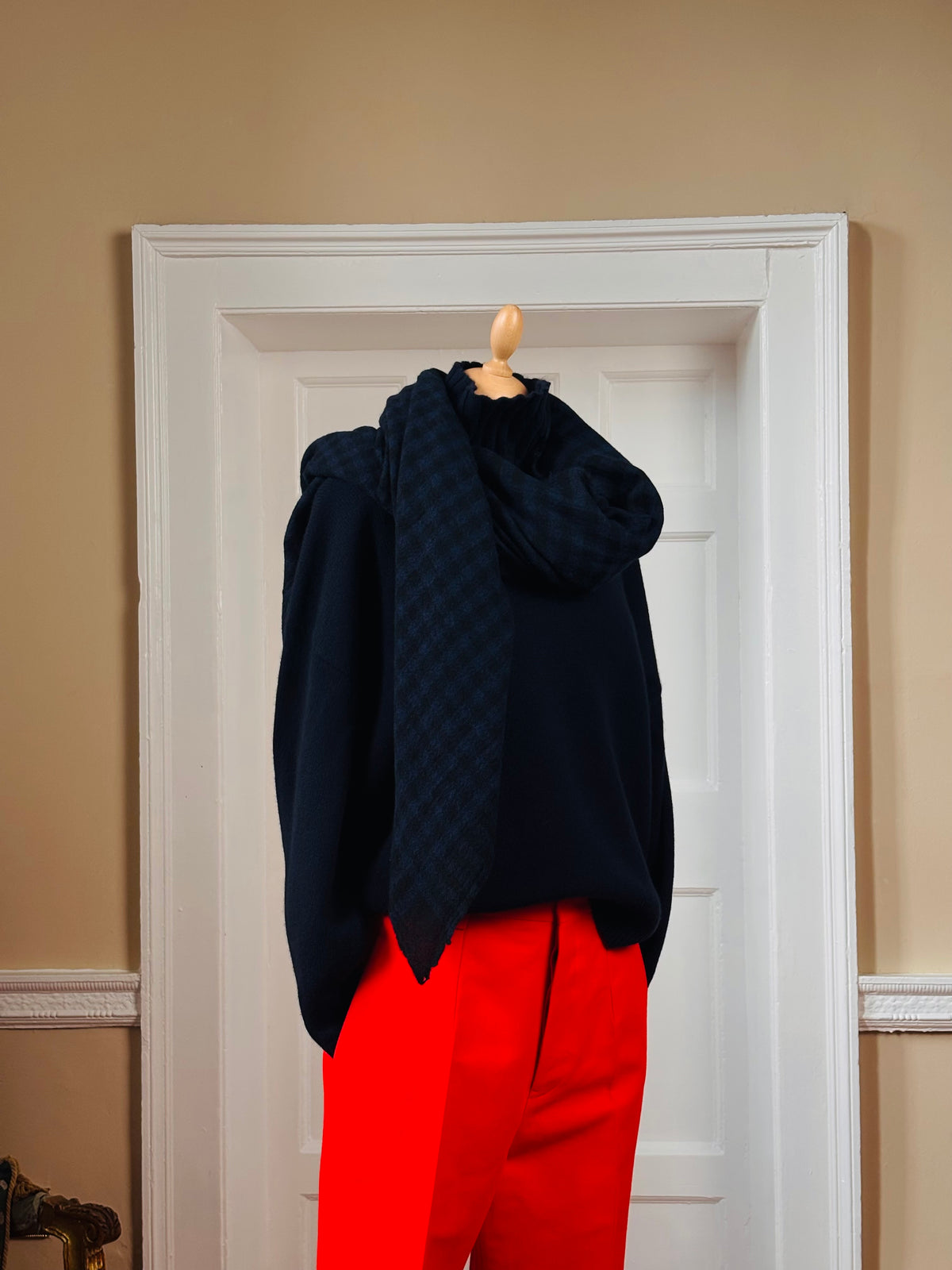 ApuntoB Large Cashmere Scarf Black and Navy