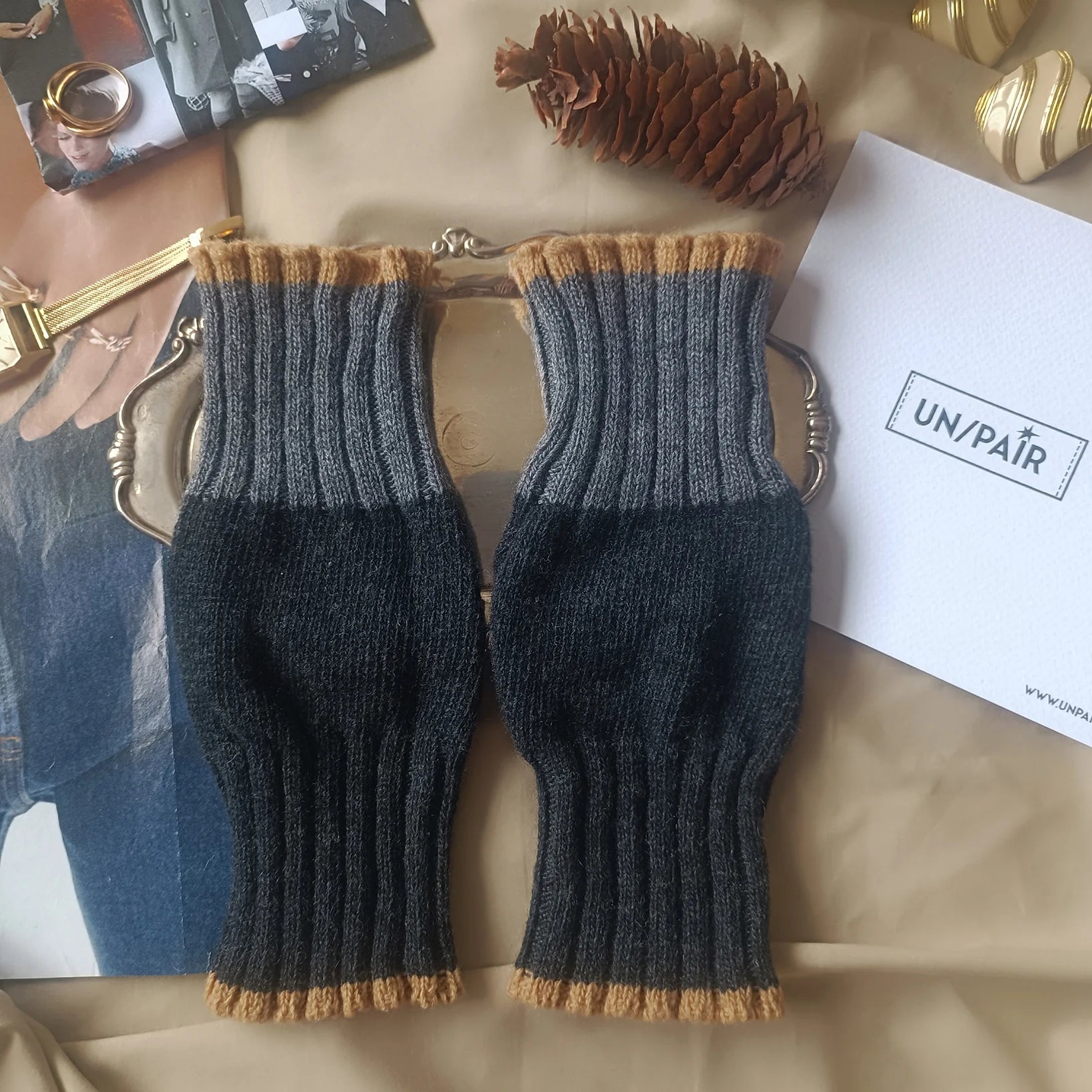 Unpair Sleeve in Grey and Camel