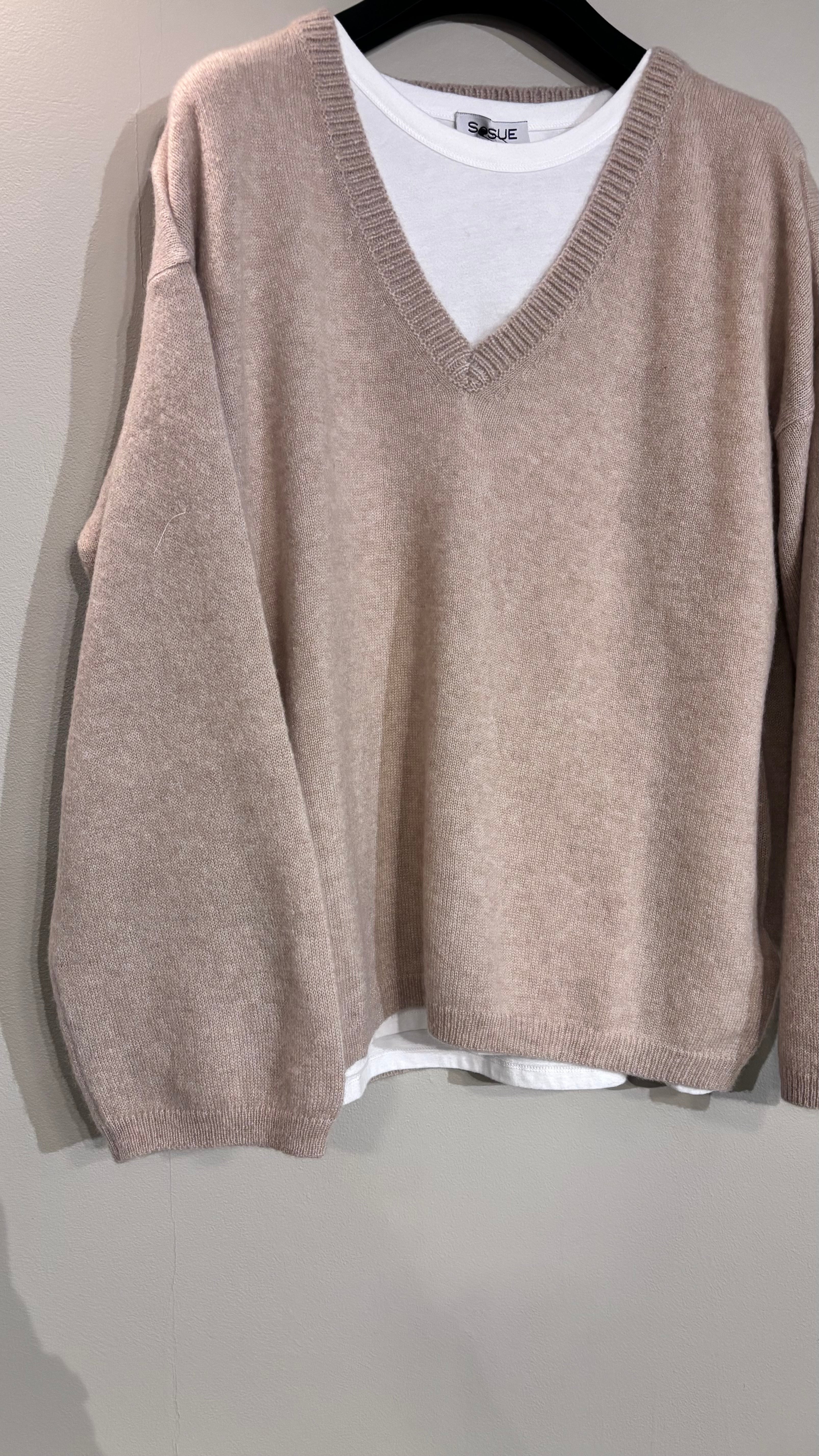 Allude V Cashmere and Silk Jumper in Beige - SKULPT Dublin