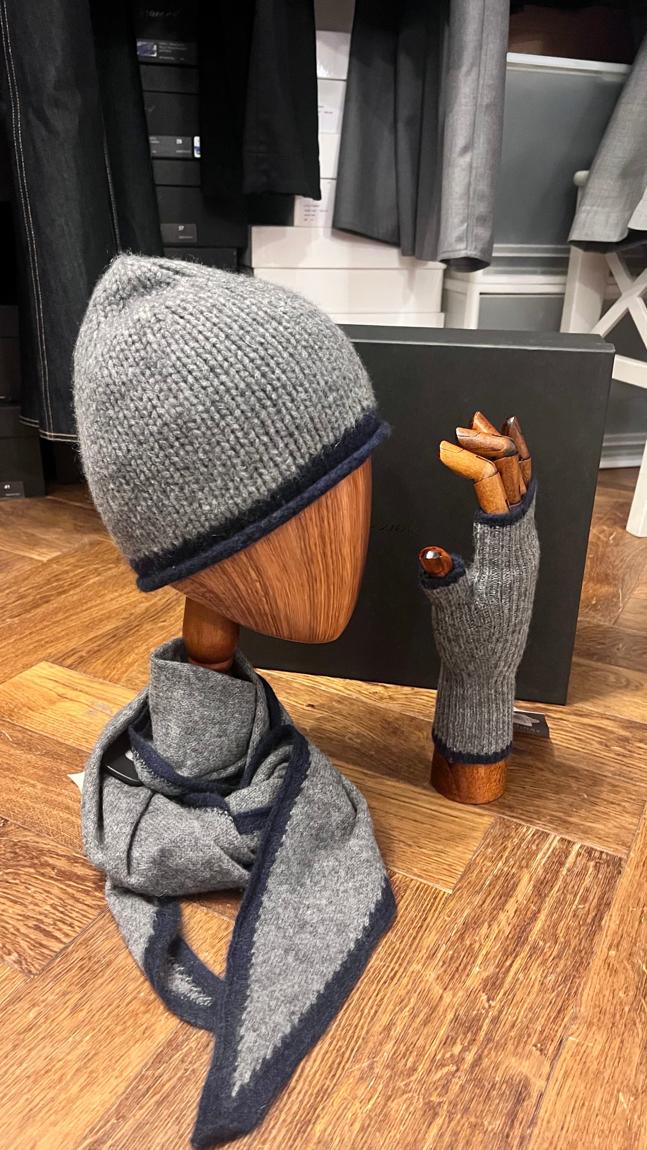 Oats & Rice in Fingerless Gloves in Grey - SKULPT Dublin