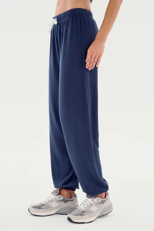 Splits59 Andie Warm Up Oversized Sweatpants in Navy - SKULPT Dublin