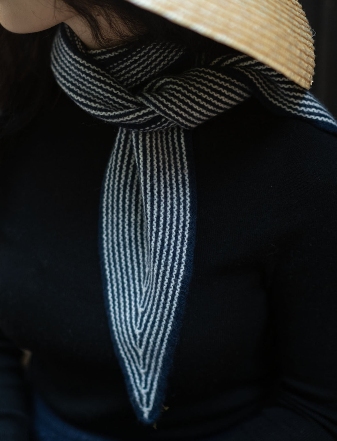 Oats and Rice Cashmere Rib Neck Scarf Navy