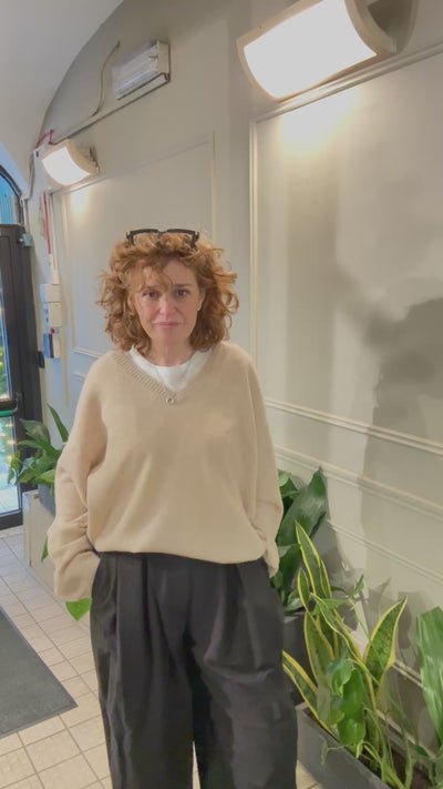 Allude V Cashmere and Silk Jumper in Beige - SKULPT Dublin